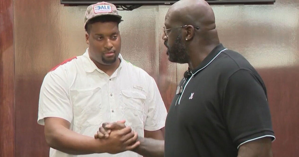 След като новобранец от полицията, висок 7 фута и 3, не успява на изпита, Шак предлага да покрие разходите, за да може да се съсредоточи върху повторното явяване