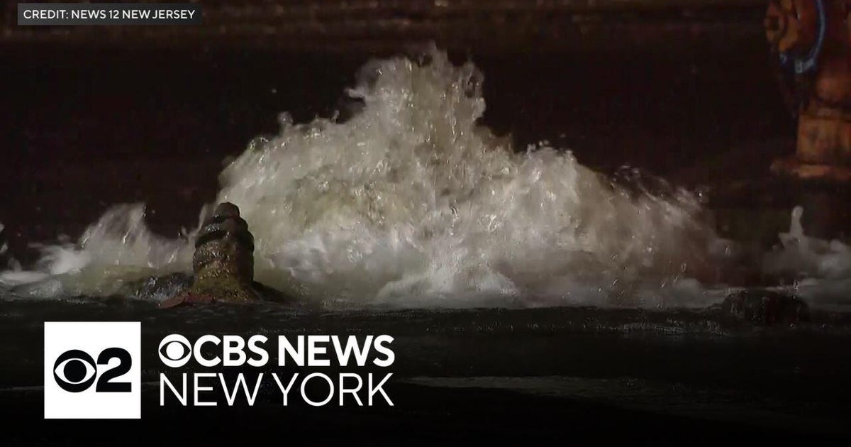 Crews working to repair water main break in Middletown, N.J. - CBS New York