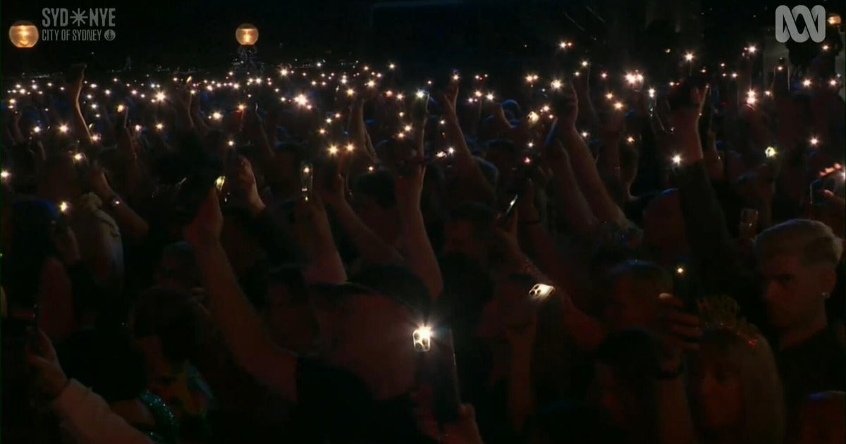 Sydney remembers Bondi Beach victims during New Years celebration