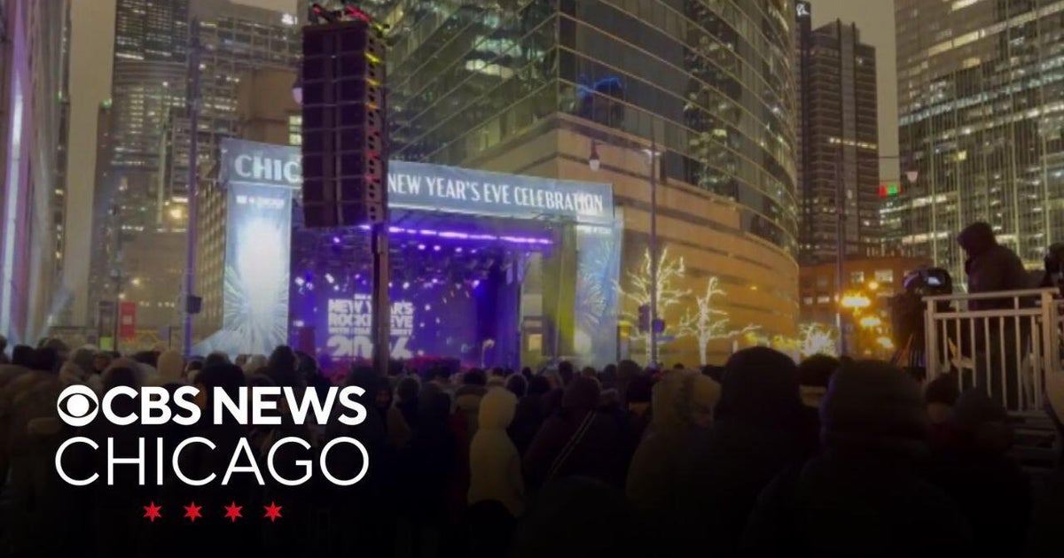 Thousands pack Chicago River for New Year's Eve festivities