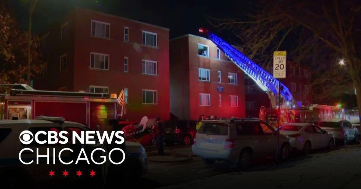 Family of 6 injured in West Side apartment fire - CBS Chicago