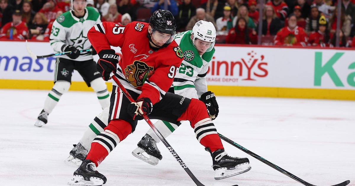 Mikheyev scores twice as the Blackhawks beat the slumping Stars 4-3