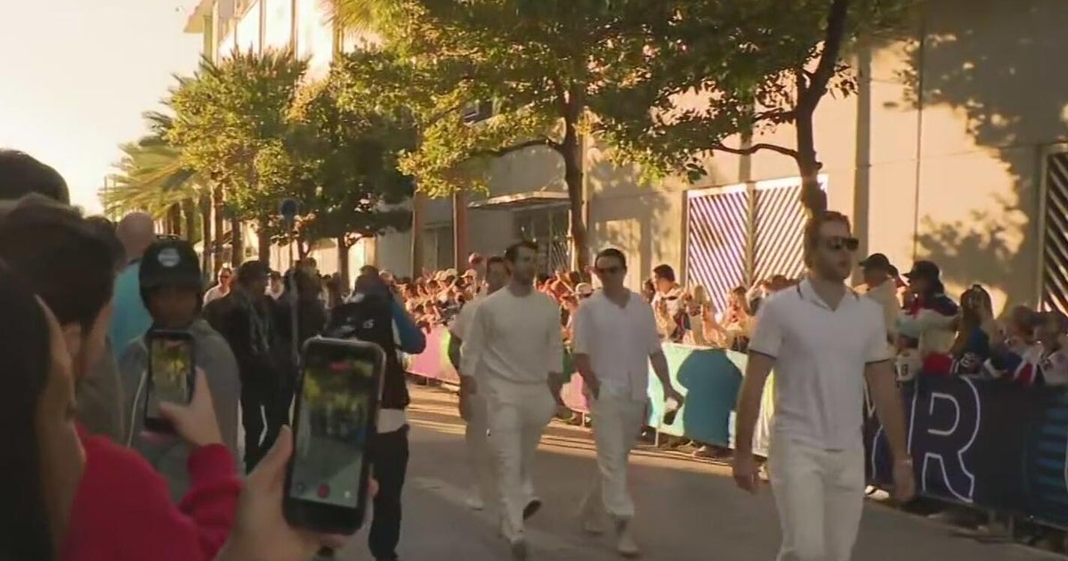 Players arrive at loanDepot Park for NHL Winter Classic