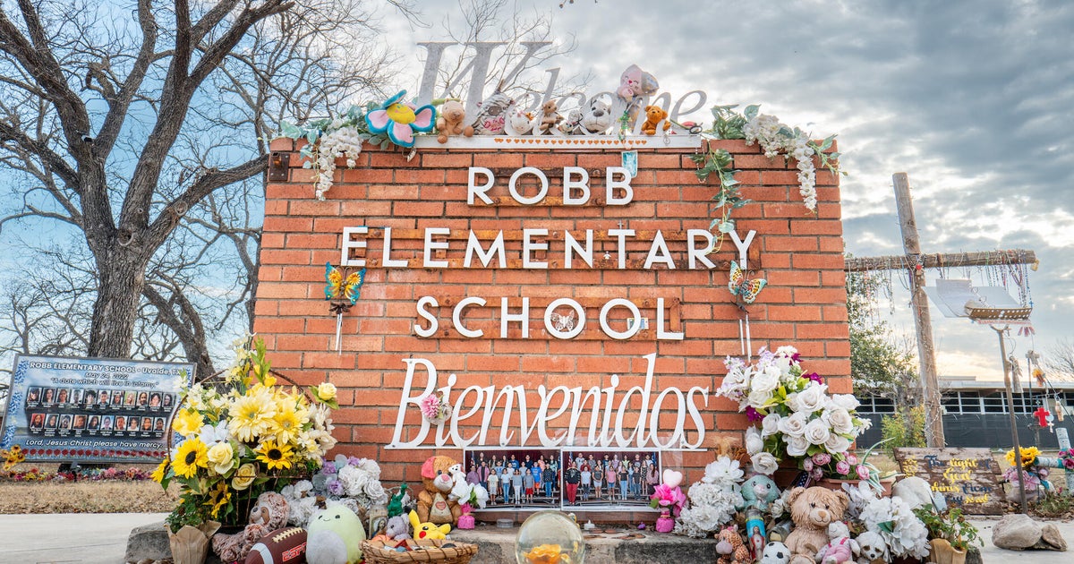 Семействата на децата и учителите убити в началното училище Роб