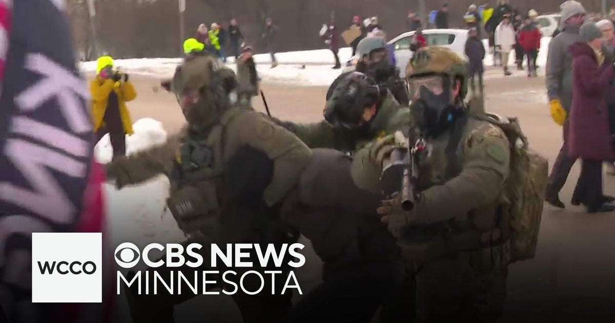 Feds deploy chemicals on protesters in Minneapolis outside federal building