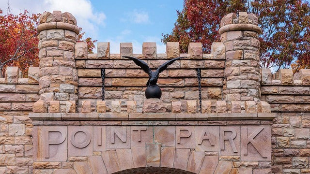 Arch and eagle sculpture above the entrance to the Chickamauga and Chattanooga National Military Park on Lookout Mountain in Chattanooga, Tennessee, USA 
