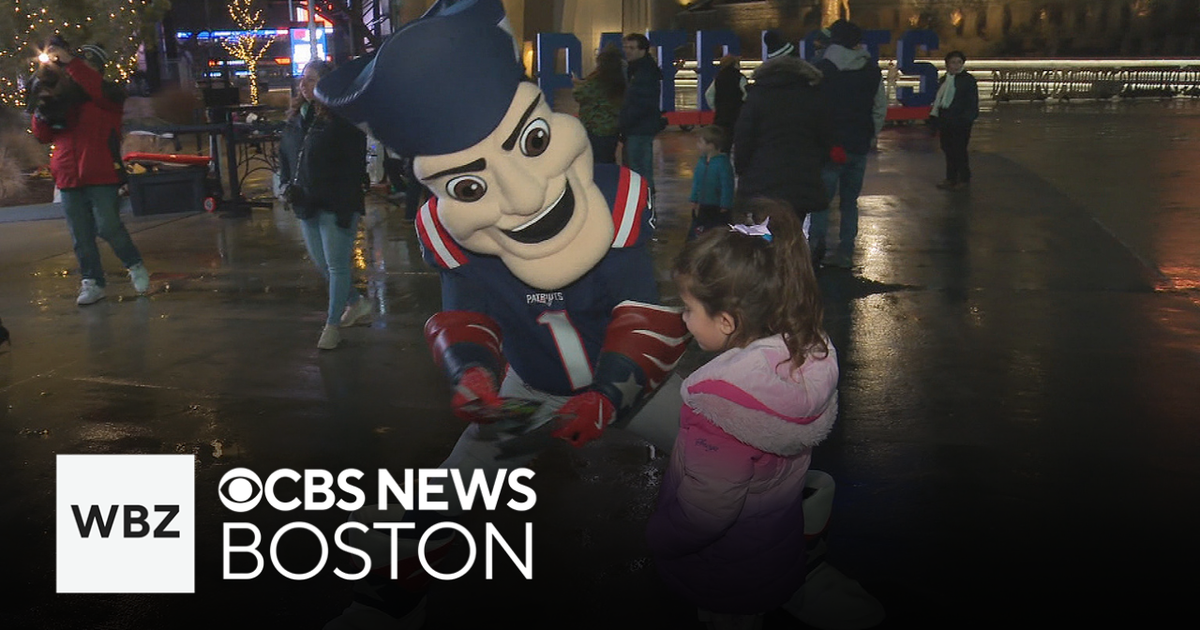 Patriots fans get pumped up for playoffs at Kickoff Party