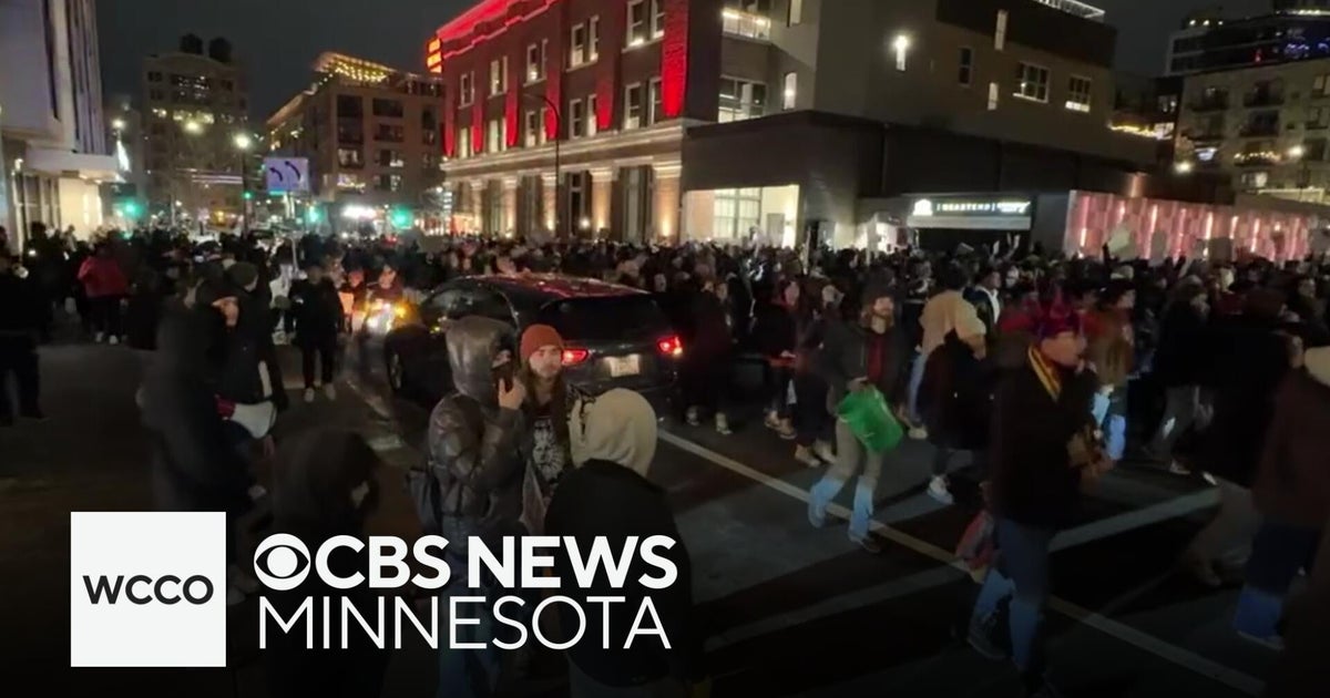 Minneapolis police order protesters at downtown hotel to disperse - CBS ...