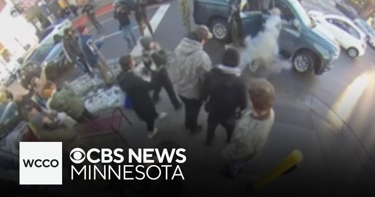 Minneapolis pizza shop workers, community members chase off ICE agents