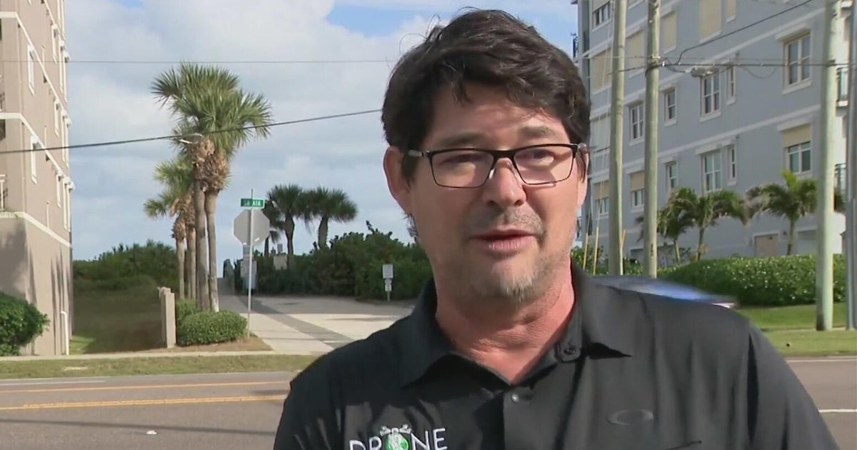 Hero stops traffic to rescue toddlers wandering alone on busy Florida road