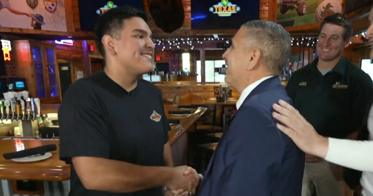 Хуан Мендоса на 19 шофирал с приятелката си в дъждовна