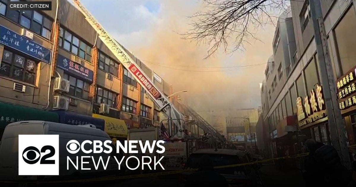 2 firefighters injured in Flushing, Queens, fire
