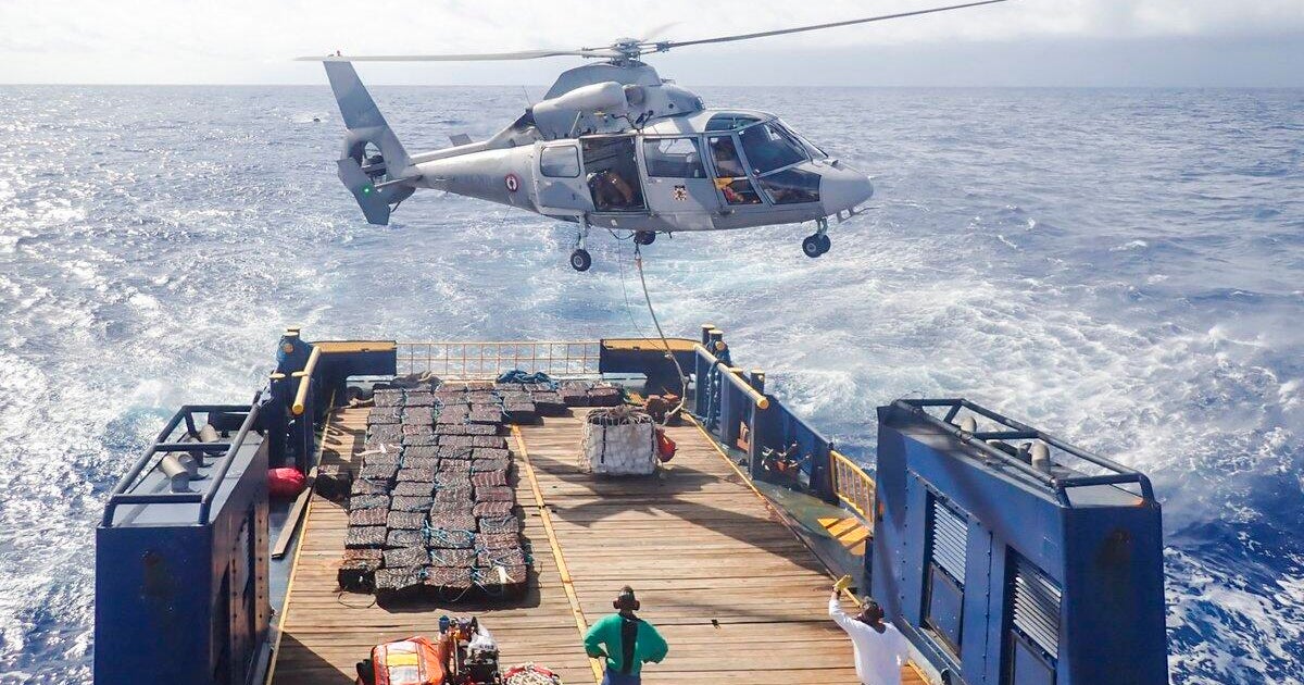 Френският флот извади близо 5 тона кокаин от риболовна лодка в Тихия океан