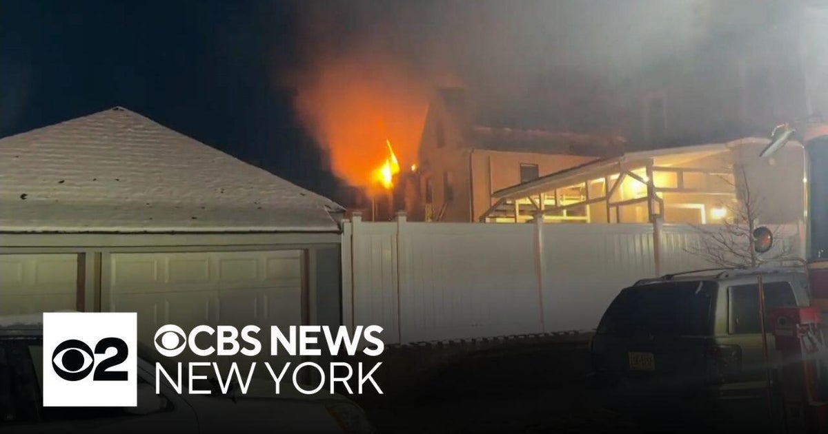 Fire spreads to 2 homes in Queens