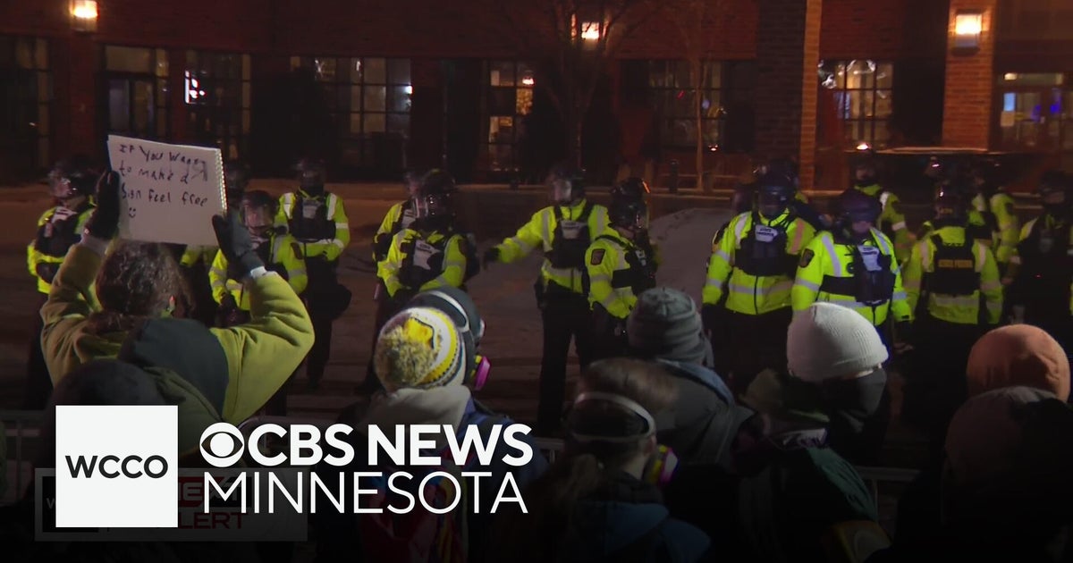 University of Minnesota students make noise outside suspected ICE agents' hotel on campus