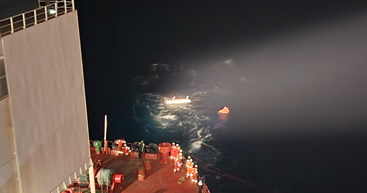 Бреговата охрана и екипаж на танкер спасиха гребец чиято лодка