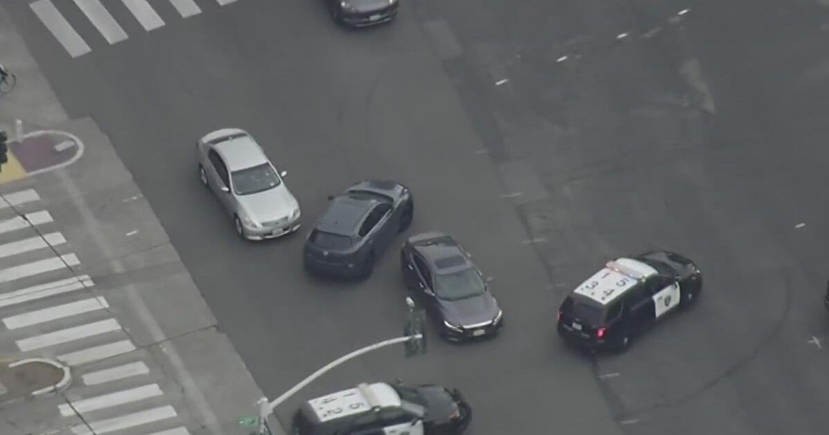 San Francisco police officer hit by fleeing driver in Oakland