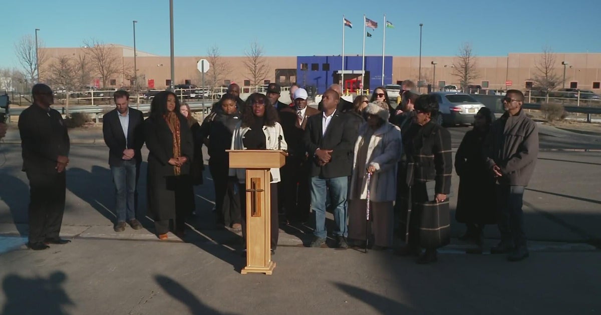 Religious leaders weigh in on immigration controversy outside Aurora ICE center