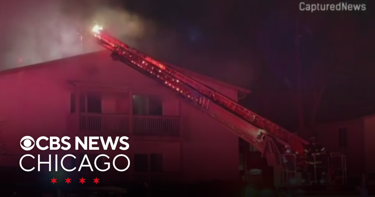 Fire rips through apartment building in Woodridge, Illinois