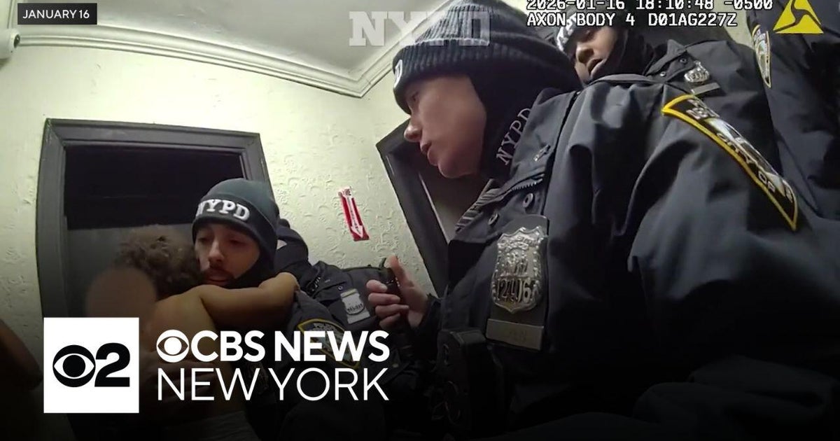 NYPD officers save choking toddler in the Bronx - CBS New York