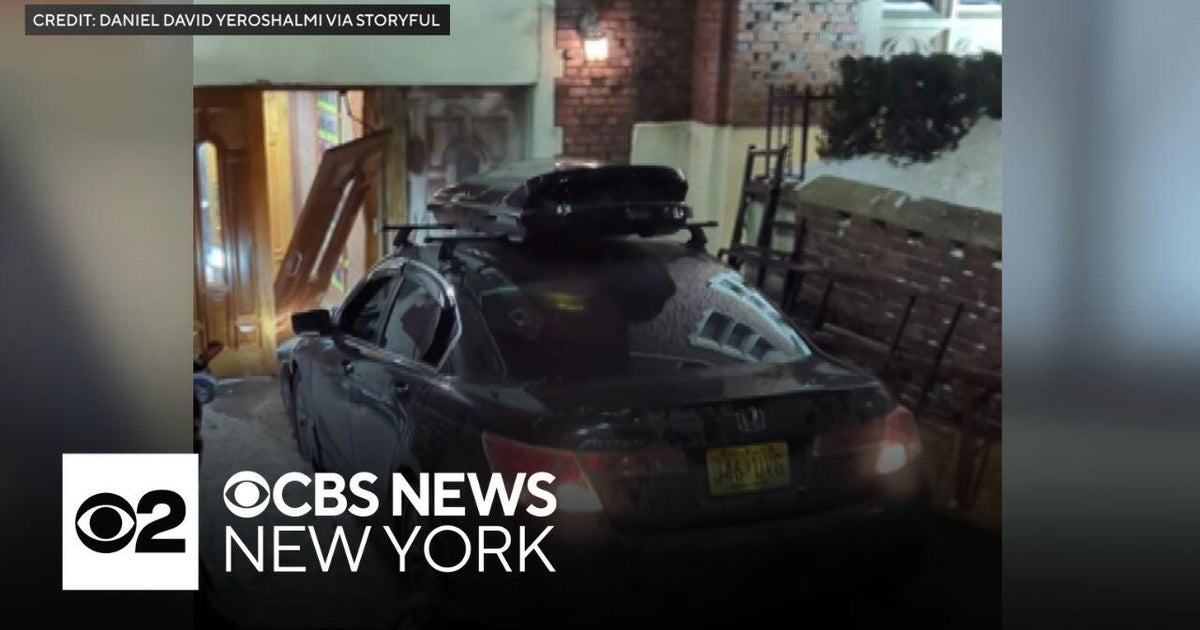 Man accused of driving in Chabad Headquarters facing hate crime charges ...