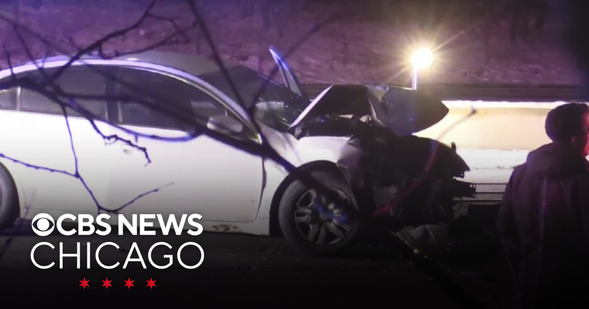 Pedestrian hurt during multi-vehicle crash on Edens Expressway