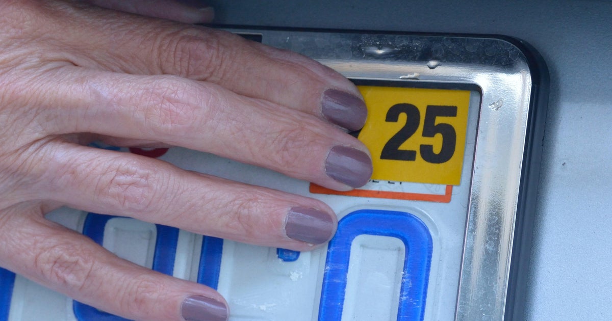 Florida House advances bill to eliminate license plate stickers