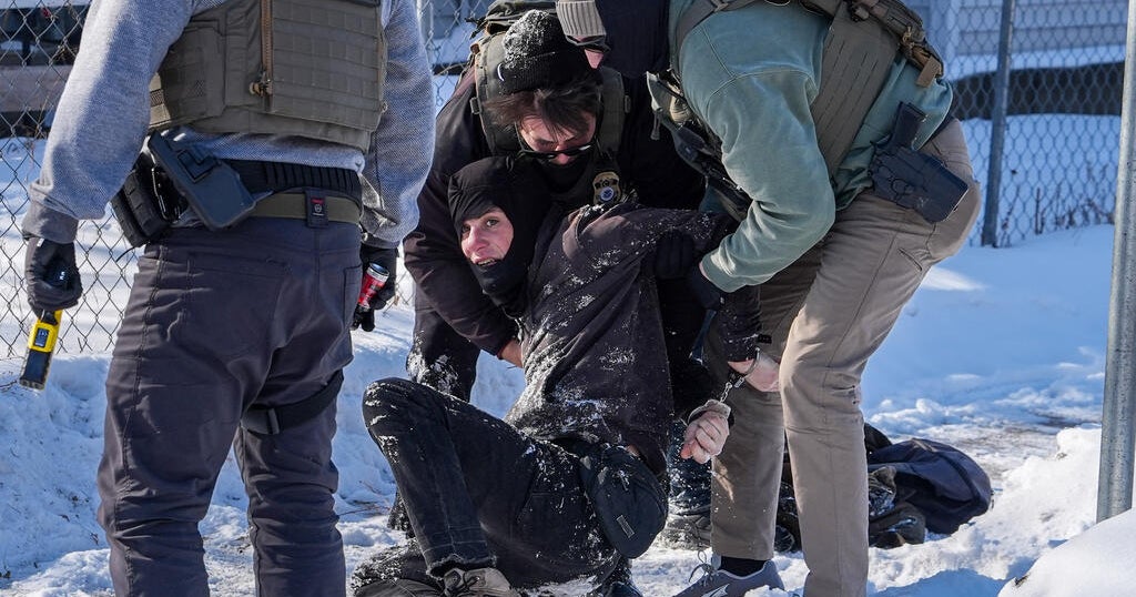 Feds draw guns, arrest activists following them in Minneapolis