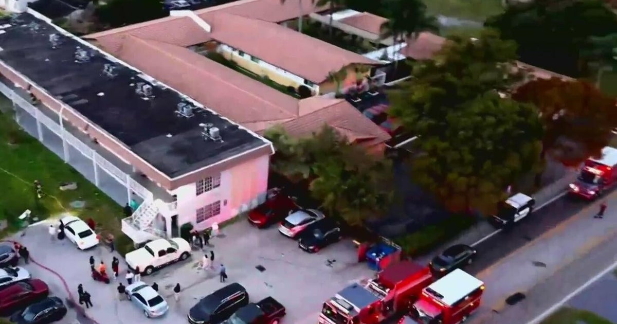 Hollywood apartment building catches fire early Wednesday morning