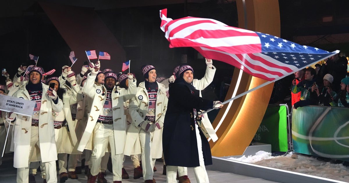 Докато Зимните олимпийски игри започват в Италия, някои спортисти от отбора на САЩ говорят за политиката у дома
