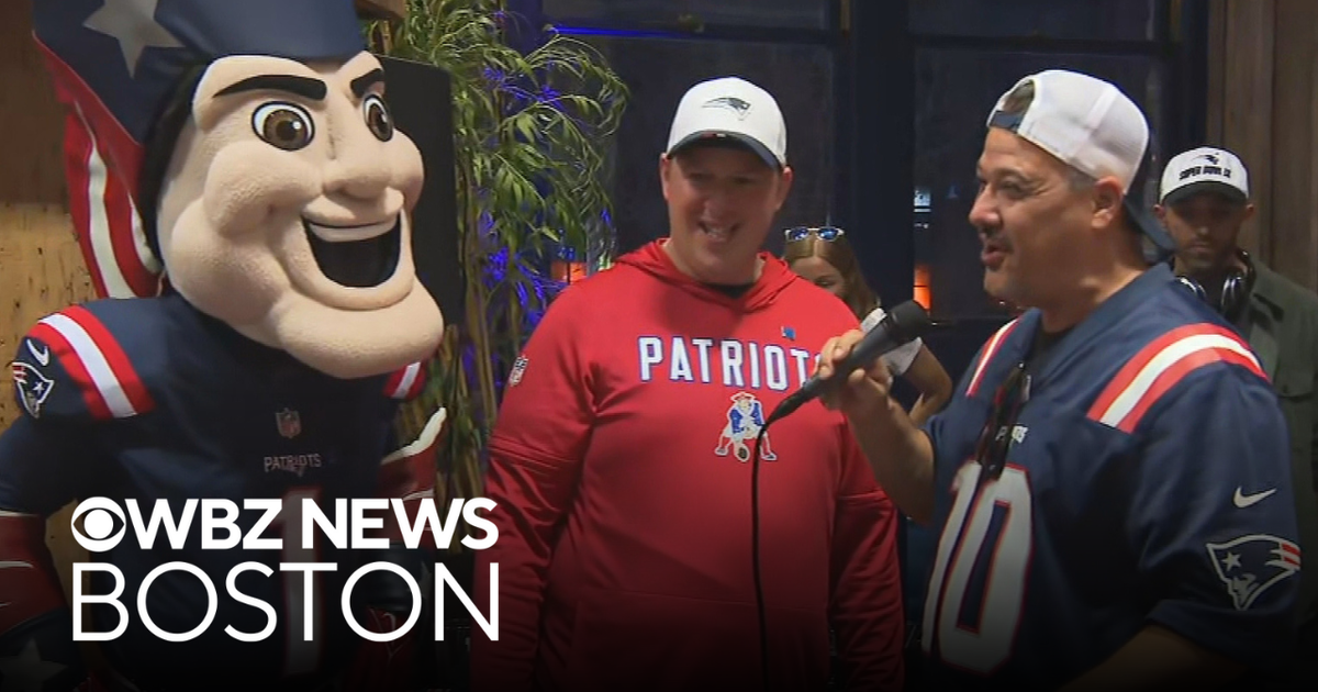 Patriots fans get fired up for Super Bowl at “underdog” rally