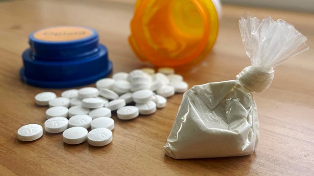 Fentanyl powder with oxycodone pills 