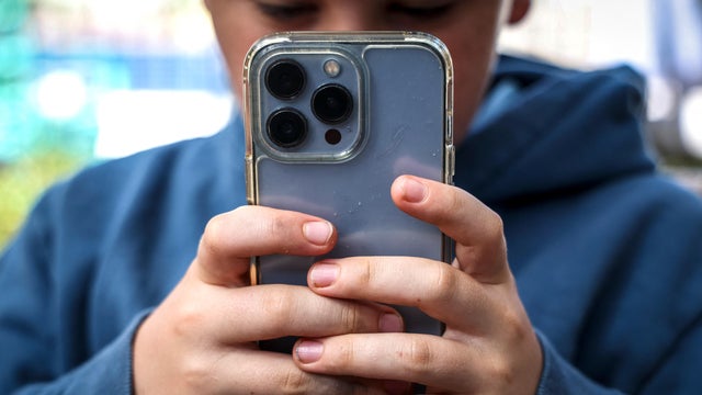 Australia Bans Social Media For Under 16s 