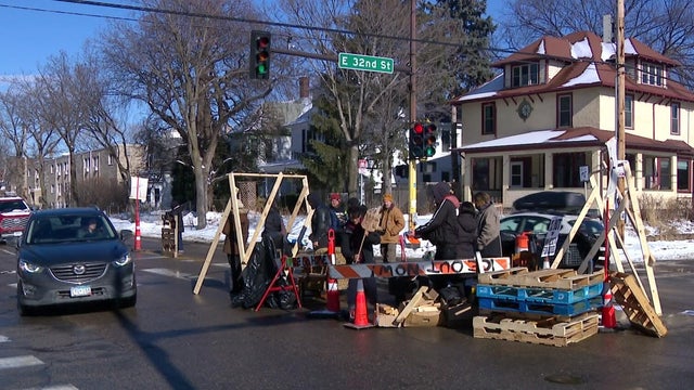6p-pkg-neighborhood-blockades-wcco9s5j.jpg 