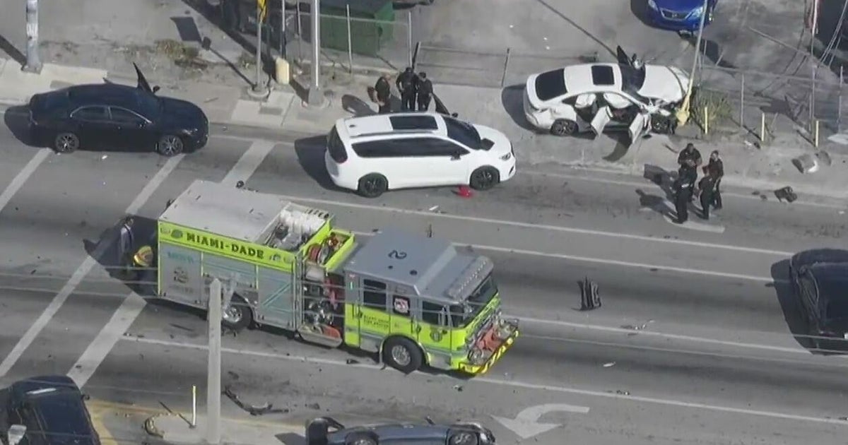Police persuit for burglary subject ends in multi-vehicle crash in northwest Miami-Dade