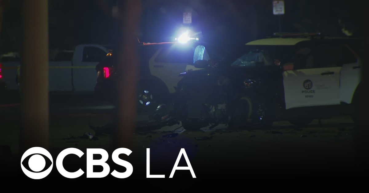 3 LAPD officers hospitalized after patrol cars collide during pursuit in San Fernando Valley