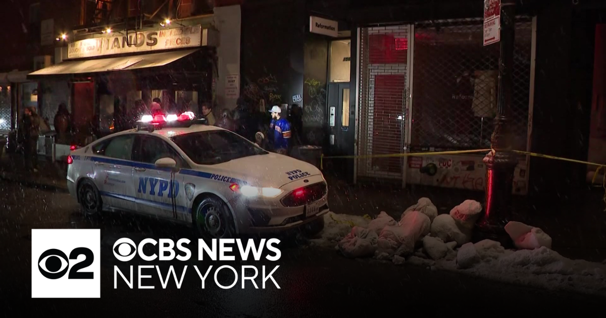 1 hospitalized after stabbed in Lower East Side, police say - CBS New York