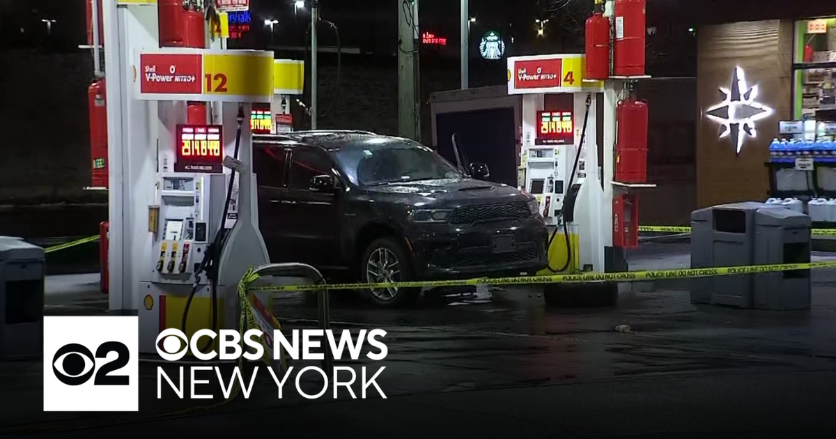 Man shot, injured at Bronx gas station, police say - CBS New York
