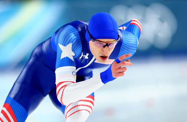 टीम USA चा जॉर्डन स्टोल्झ 19 फेब्रुवारी 2026 रोजी इटलीतील मिलान येथे झालेल्या हिवाळी ऑलिंपिकमध्ये पुरुषांच्या 1,500 मीटरच्या अंतिम फेरीत भाग घेत आहे. 