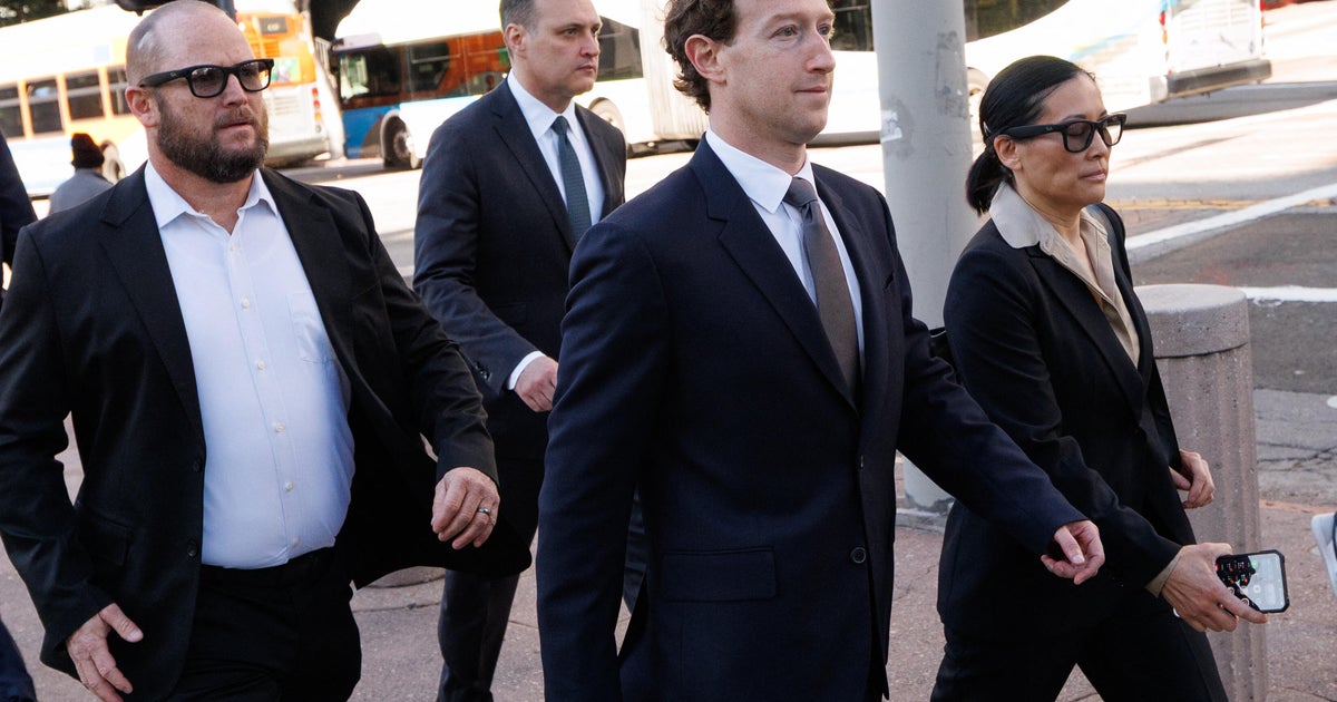 Съдия смъмри екипа на Марк Зукърбърг за носенето на очила Meta на процеса в социалните медии