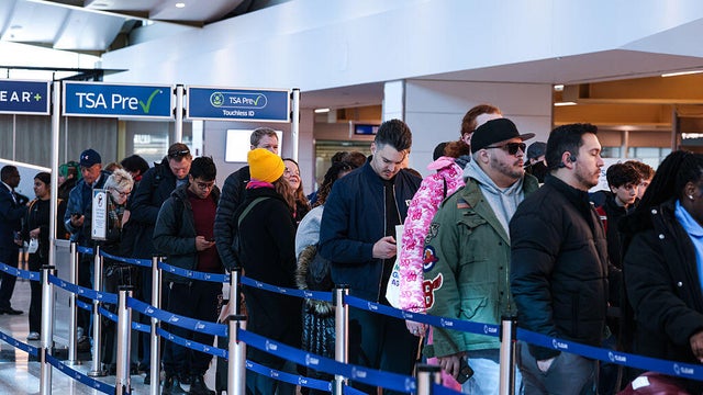 US Travel Chaos Set To Linger As Airlines Try To Restore Flights 