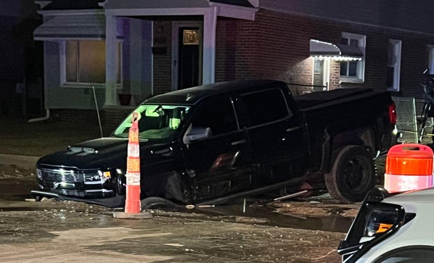 sinkhole-truck-fell-photo.jpg 