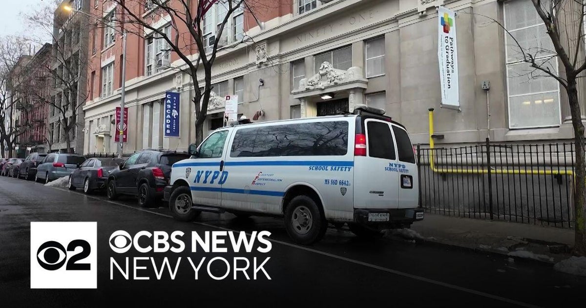 Student caught with loaded gun at Lower Manhattan school - CBS New York