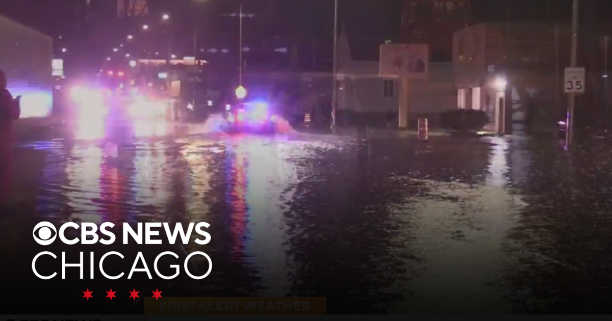 Flash flooding leaves drivers stranded in south Chicago suburbs