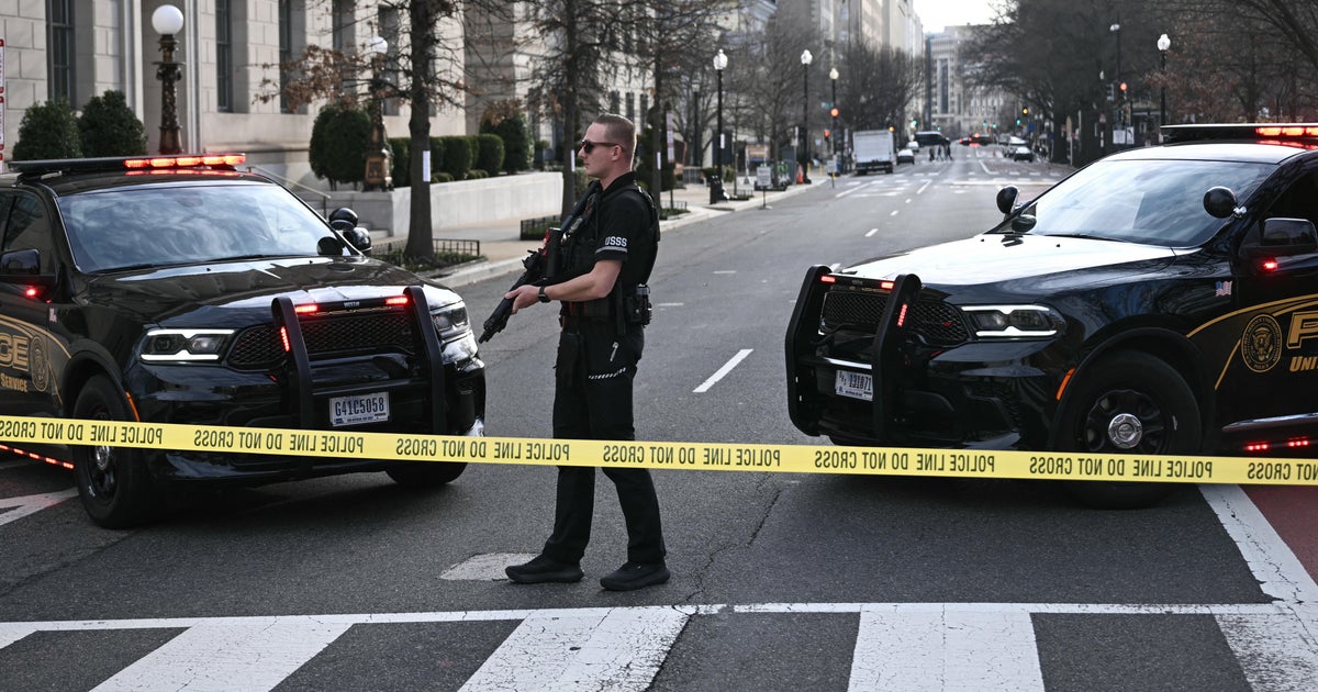 Vehicle crashes into barricade near White House, Secret Service investigating