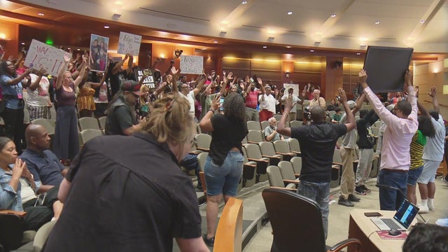 kilyn-lewis-demonstration-at-aurora-city-council.jpg 