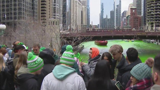 People at Chicago River dyeing event 