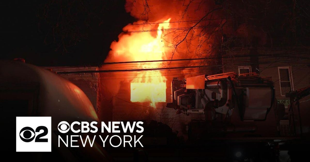 6 hurt in Brooklyn house fire - CBS New York