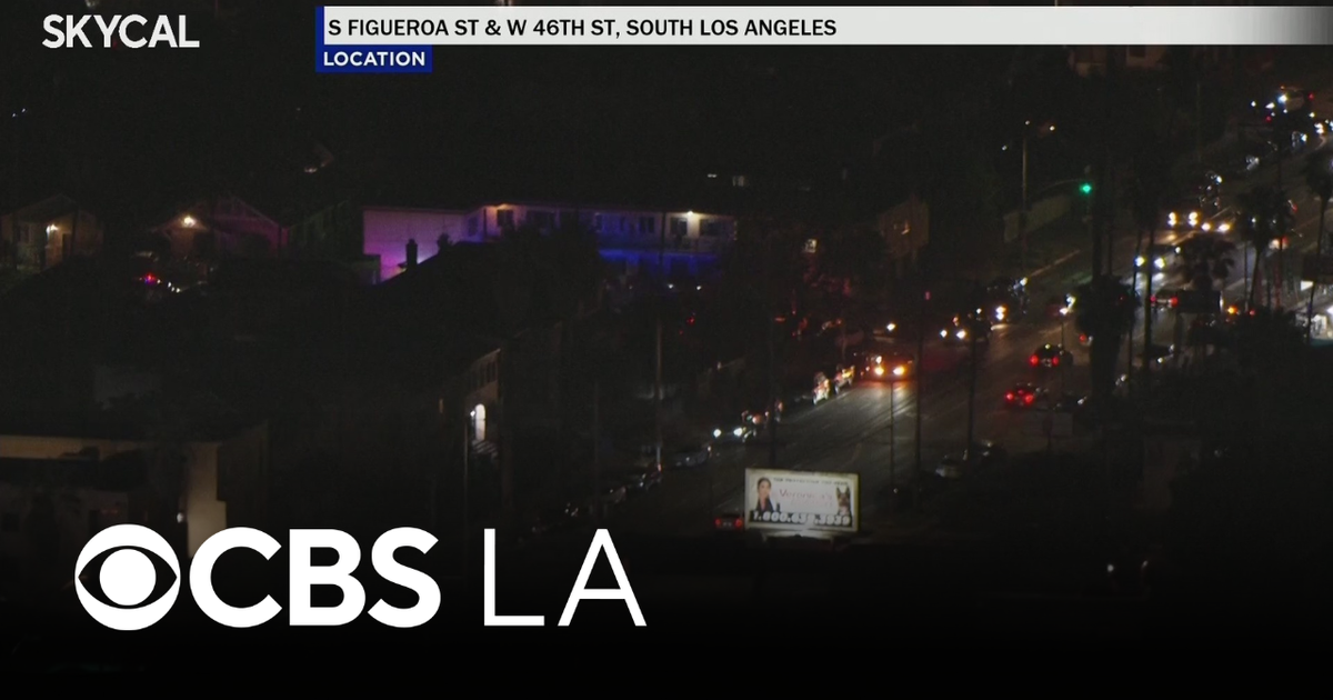 Pursuit suspect crashes into South Los Angeles home - CBS Los Angeles