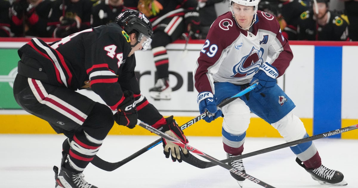 MacKinnon stars as the Avalanche beat the Blackhawks 4-1 to clinch playoff spot